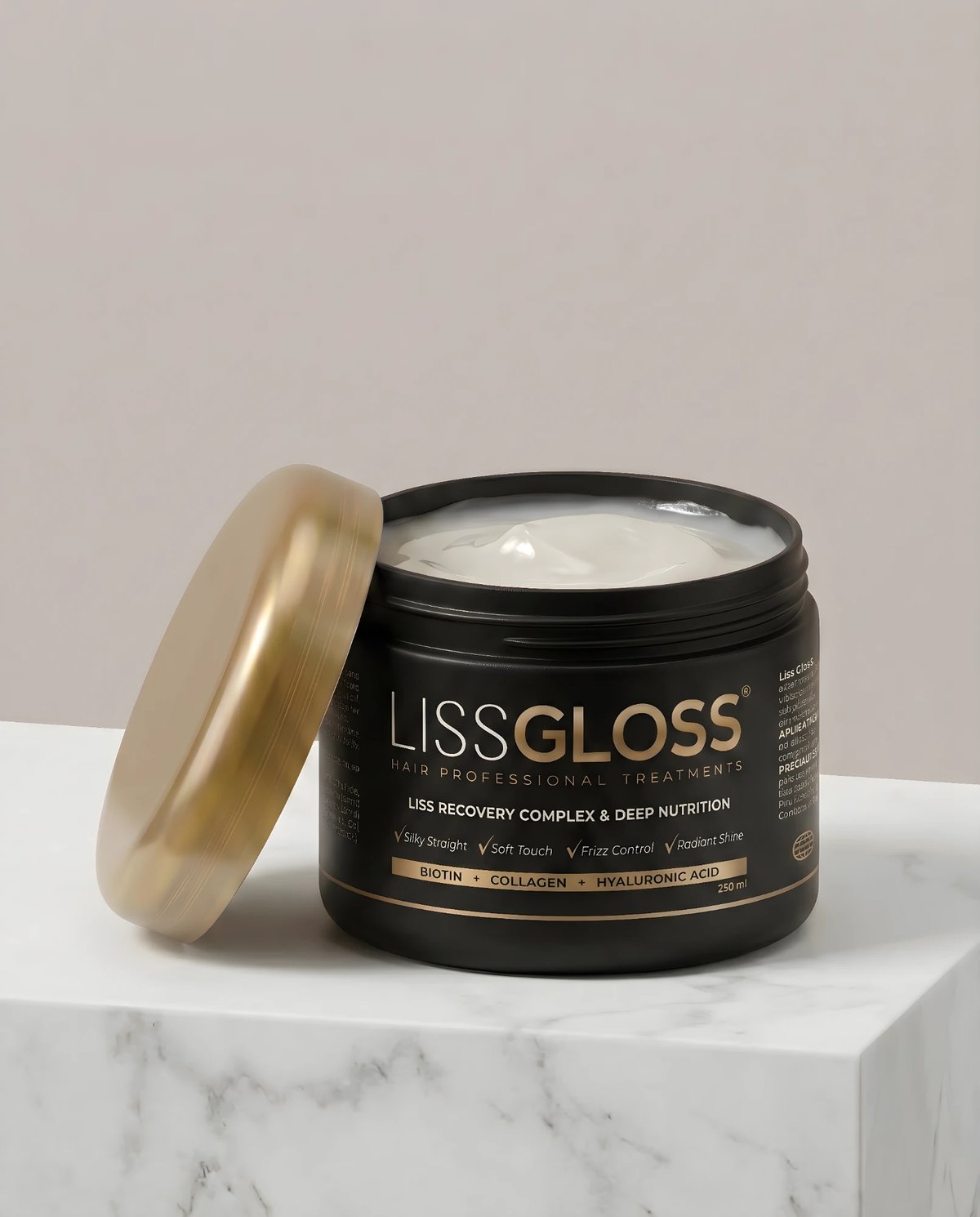 Pote de LissGloss 250 ml abierto, con su tapa dorada y textura crema, sobre mármol